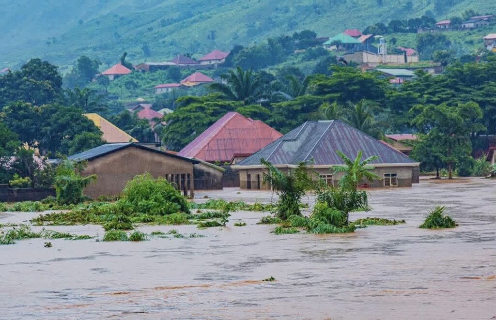 Coyah sous les eaux : la maison des jeunes réquisitionnée pour accueillir les sinistrés